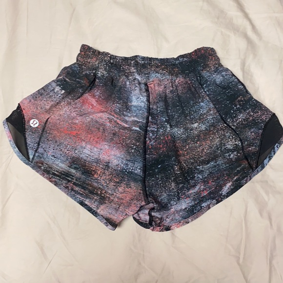 Lululemon Hotty Hot Low Rise Short 2.5" - Picture 2 of 2